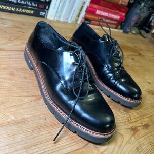 Chic Stuart Weizmann black leather unisex shoes. Slight platform.